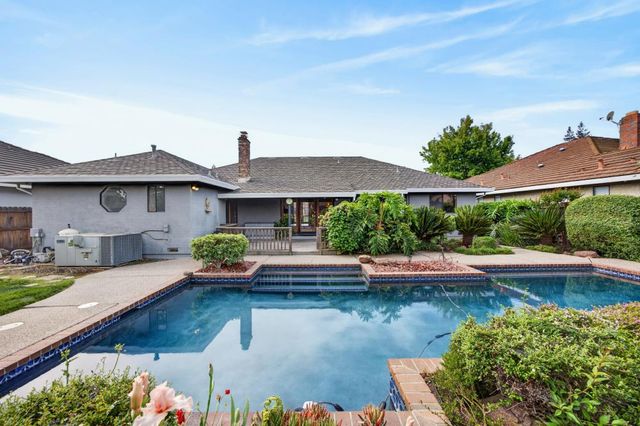 353 Deer River Way, Sacramento, CA 95831