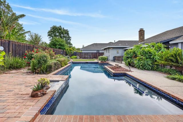 353 Deer River Way, Sacramento, CA 95831