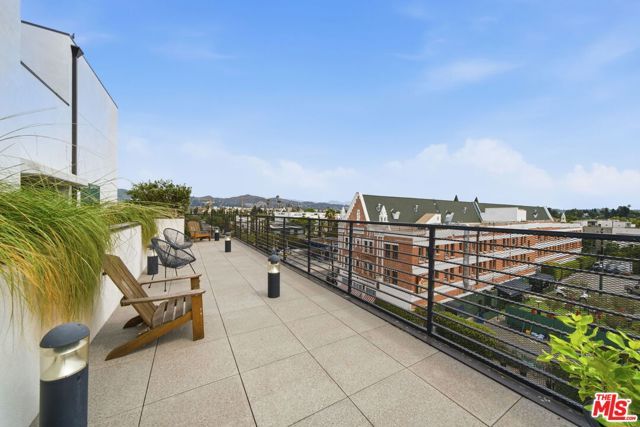 667 N Wilton Place 302, Los Angeles, CA 90004