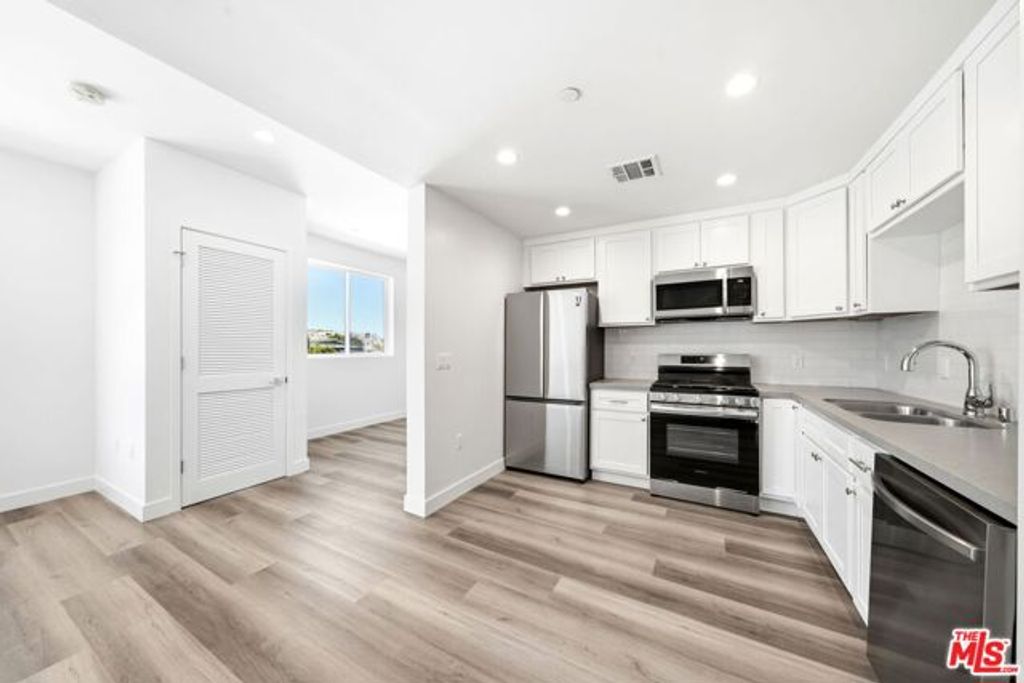 667 N Wilton Place 302, Los Angeles, CA 90004