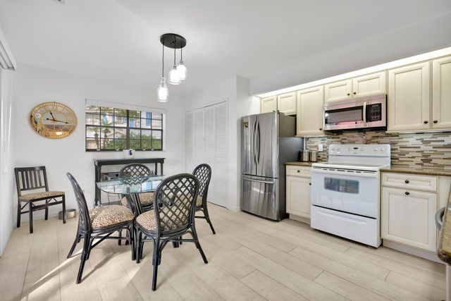 352 Prestwick Circle 3, Palm Beach Gardens, FL 33418