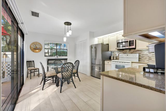 352 Prestwick Circle 3, Palm Beach Gardens, FL 33418