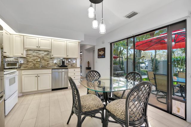 352 Prestwick Circle 3, Palm Beach Gardens, FL 33418