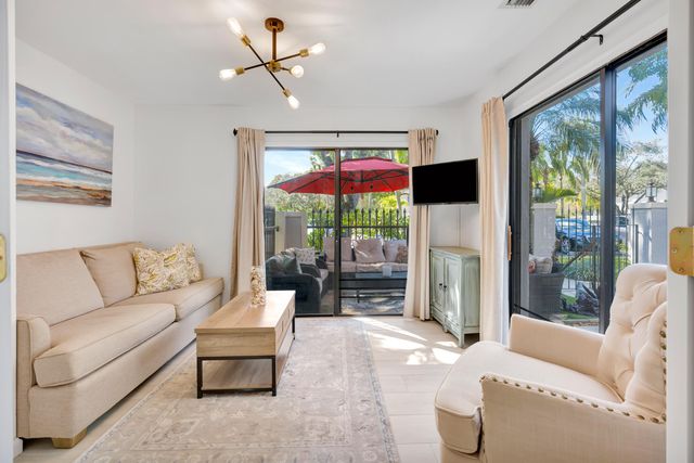 352 Prestwick Circle 3, Palm Beach Gardens, FL 33418