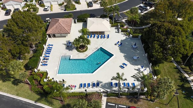 352 Prestwick Circle 3, Palm Beach Gardens, FL 33418
