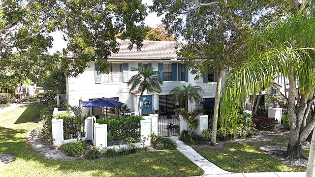 352 Prestwick Circle 3, Palm Beach Gardens, FL 33418