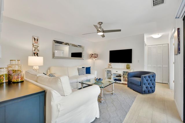 352 Prestwick Circle 3, Palm Beach Gardens, FL 33418