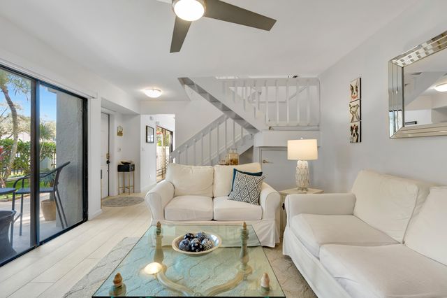 352 Prestwick Circle 3, Palm Beach Gardens, FL 33418