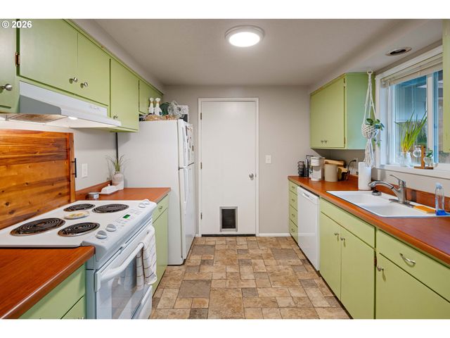 2495 JEPPESEN ACRES Rd, Eugene, OR 97401