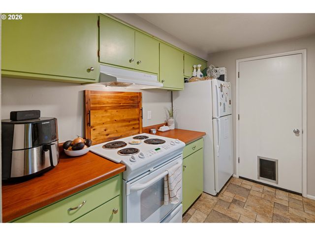 2495 JEPPESEN ACRES Rd, Eugene, OR 97401