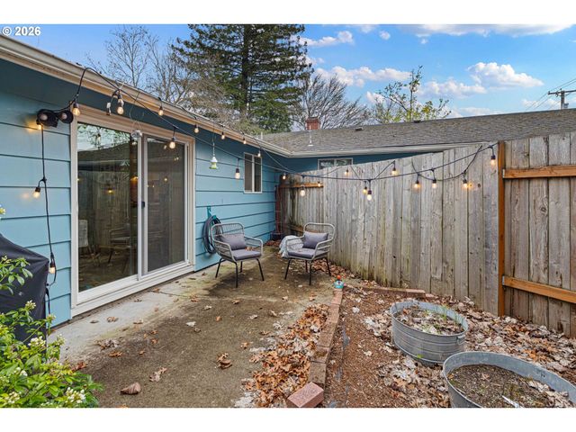 2495 JEPPESEN ACRES Rd, Eugene, OR 97401