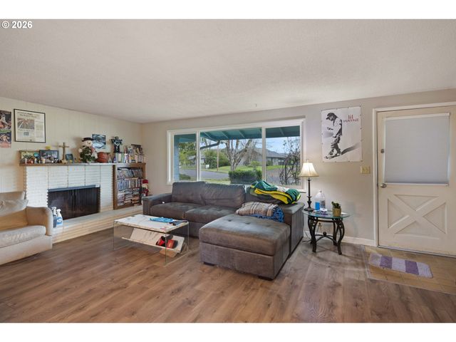 2495 JEPPESEN ACRES Rd, Eugene, OR 97401