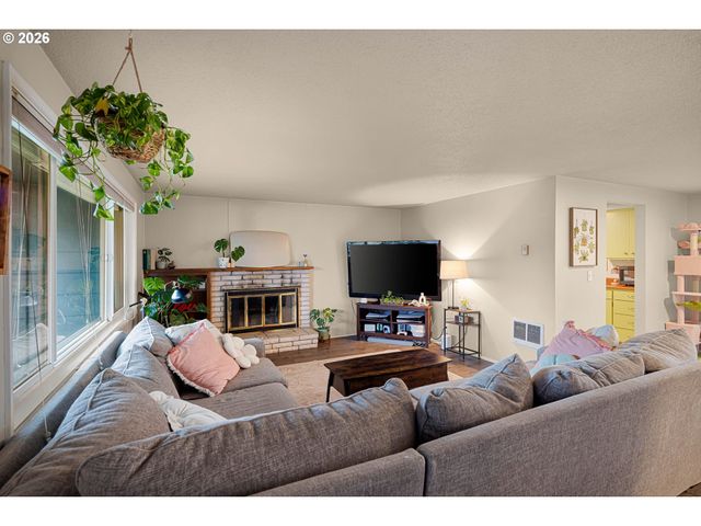 2495 JEPPESEN ACRES Rd, Eugene, OR 97401