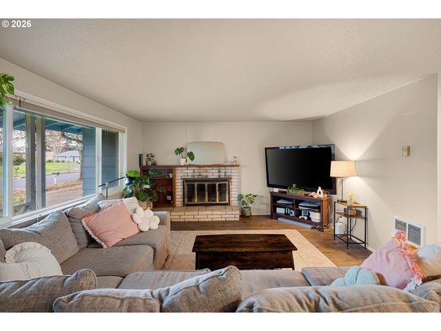 2495 JEPPESEN ACRES Rd, Eugene, OR 97401