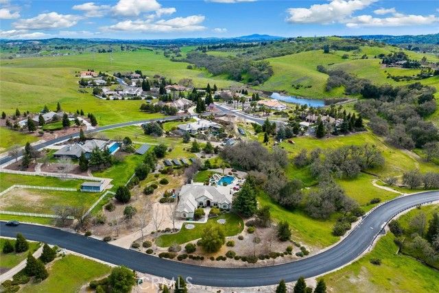 1990 Calle Los Charros, Templeton, CA 93465