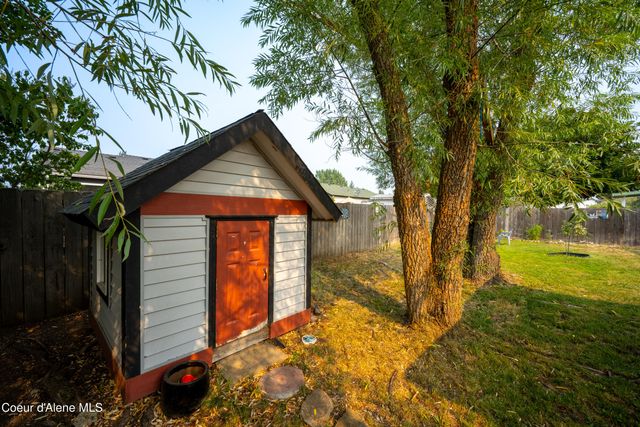 2005 N Blossom CT, Post Falls, ID 83854