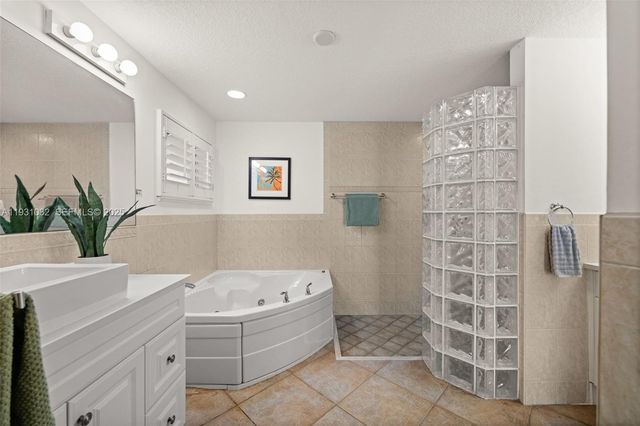 264 Bayshore Dr, Cape Coral, FL 33904