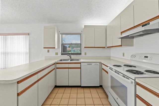 57 VIA DE CASAS NORTE, Boynton Beach, FL 33426