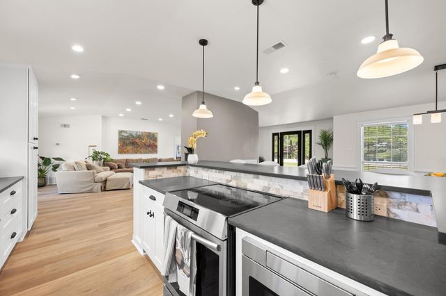 303 Lakeway DR, Lakeway, TX 78734