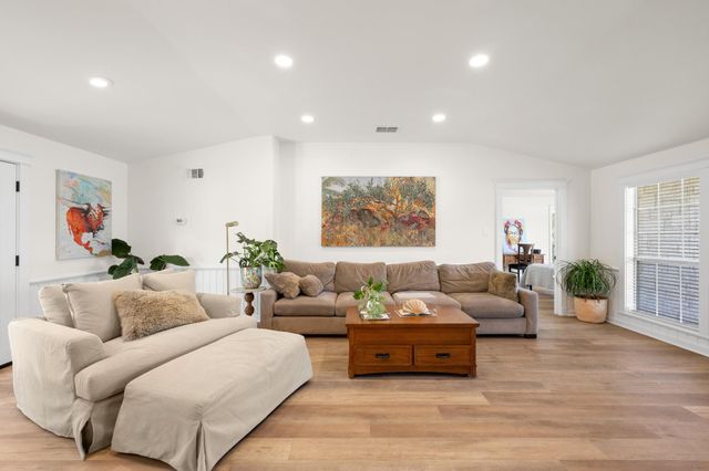 303 Lakeway DR, Lakeway, TX 78734