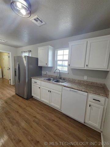 15593 N Bryant Road, Tahlequah, OK 74464