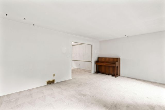 670 Carriage Court, Newark, OH 43055