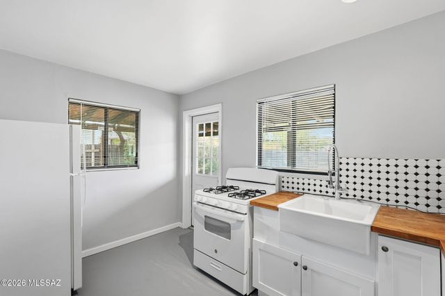 121 W Birdman Drive, Tucson, AZ 85705