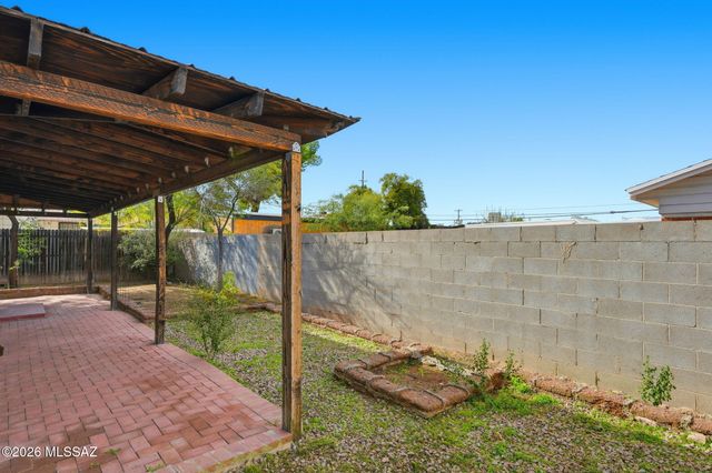 121 W Birdman Drive, Tucson, AZ 85705