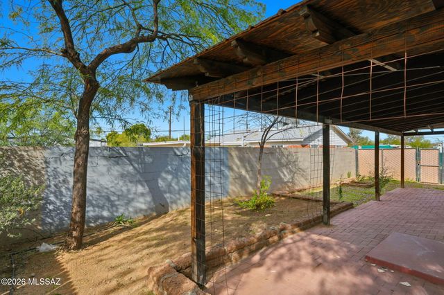 121 W Birdman Drive, Tucson, AZ 85705