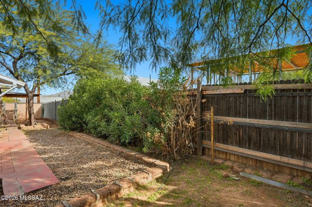 121 W Birdman Drive, Tucson, AZ 85705