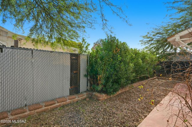 121 W Birdman Drive, Tucson, AZ 85705