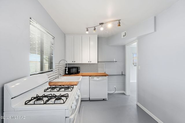 121 W Birdman Drive, Tucson, AZ 85705