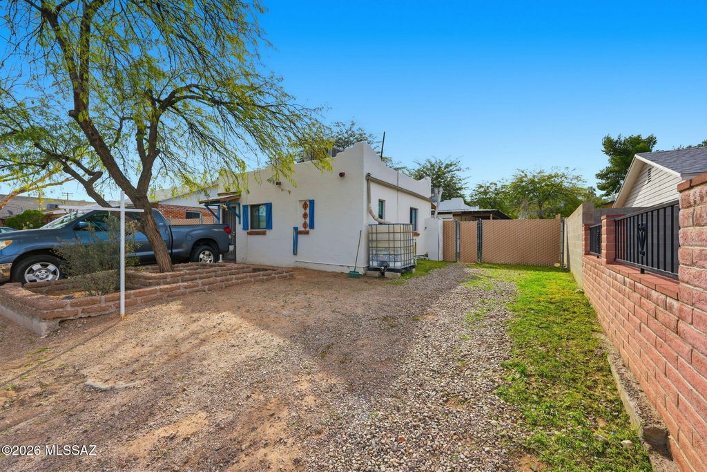 121 W Birdman Drive, Tucson, AZ 85705