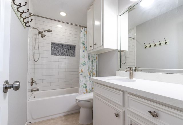 925 Tiki Drive, Tiki Island, TX 77554