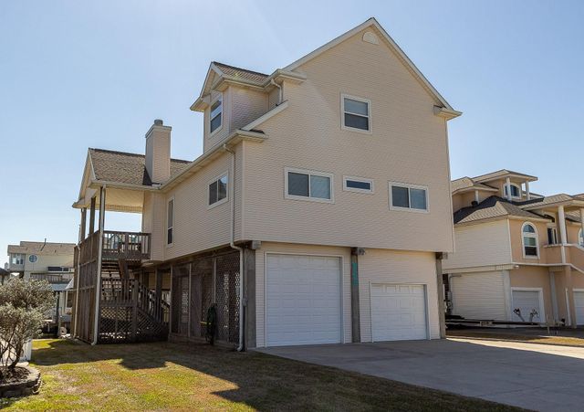 925 Tiki Drive, Tiki Island, TX 77554