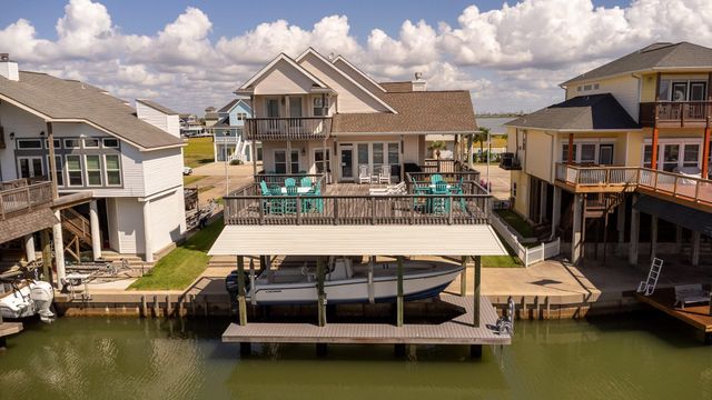 925 Tiki Drive, Tiki Island, TX 77554