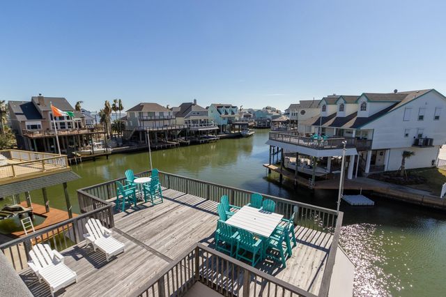 925 Tiki Drive, Tiki Island, TX 77554