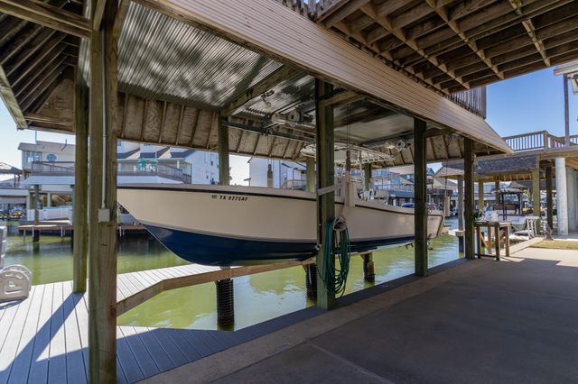 925 Tiki Drive, Tiki Island, TX 77554