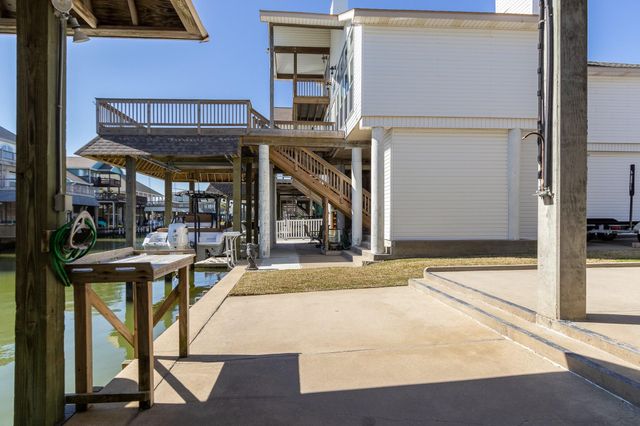 925 Tiki Drive, Tiki Island, TX 77554