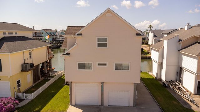 925 Tiki Drive, Tiki Island, TX 77554