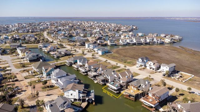 925 Tiki Drive, Tiki Island, TX 77554