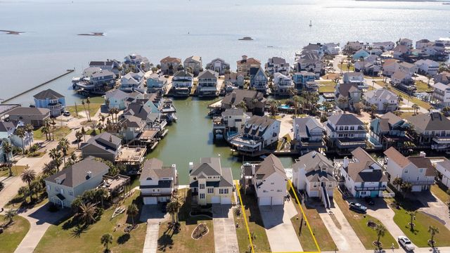 925 Tiki Drive, Tiki Island, TX 77554