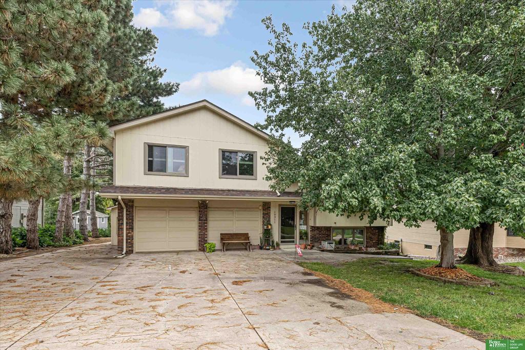 19311 Spyglass Court, Plattsmouth, NE 68048