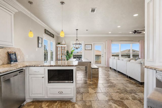 819 Eastview, Crystal Beach, TX 77650