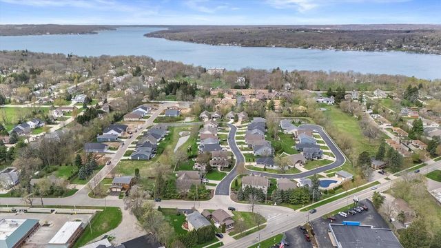 752 Wells STREET, Lake Geneva, WI 53147