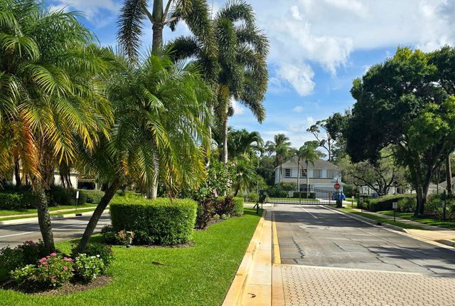 15181 Oak Chase Court, Wellington, FL 33414