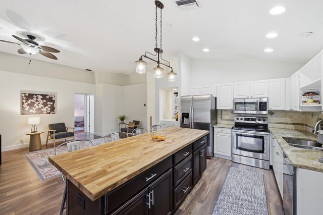 15181 Oak Chase Court, Wellington, FL 33414