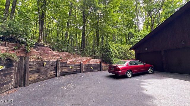 180 Misty Woods Drive, Blountville, TN 37617