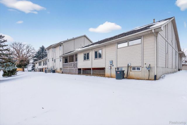 174 Addison Circle 19, Fowlerville Village, MI 48836