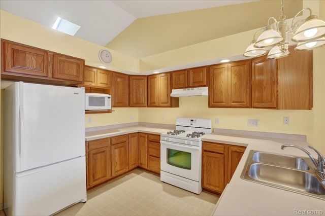 174 Addison Circle 19, Fowlerville Village, MI 48836